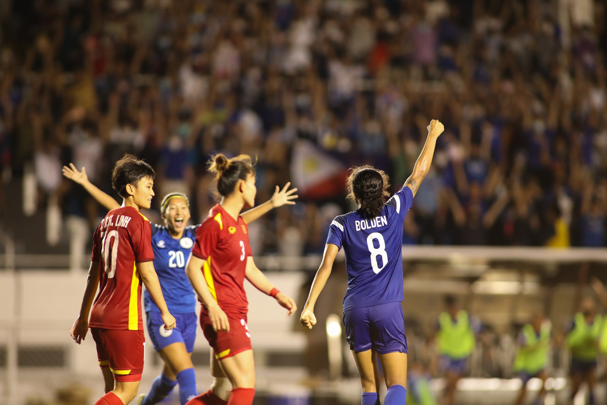 Sarina Bolden celebrating with the crowd of Filipino fans